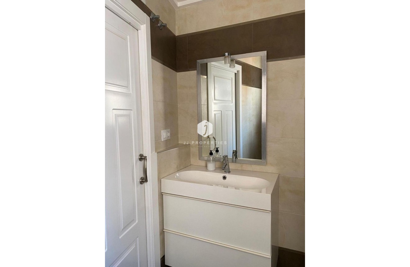 Tweedehands - Villa -
Torrevieja - Centro - Muelle Pesquero