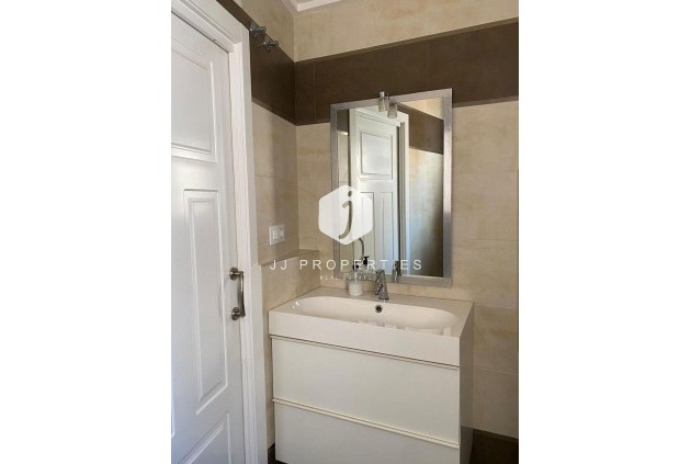 Tweedehands - Villa -
Torrevieja - Centro - Muelle Pesquero