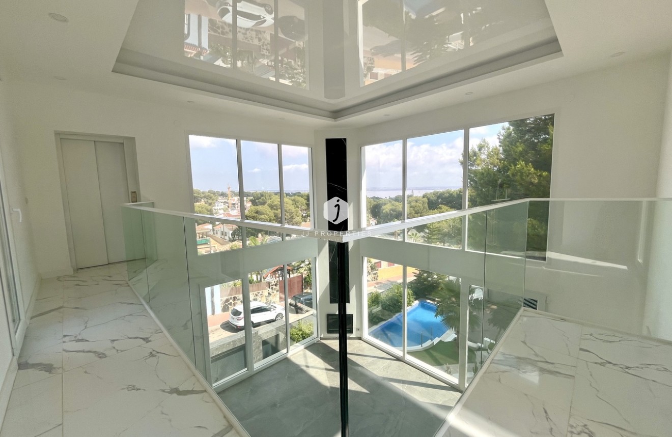 Tweedehands - Villa -
Los Balcones - Costa Blanca