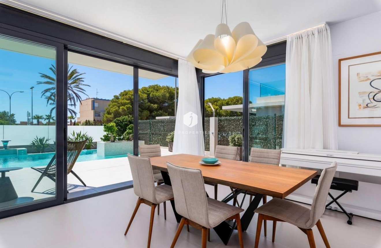 Tweedehands - Villa -
Orihuela Costa - Campoamor