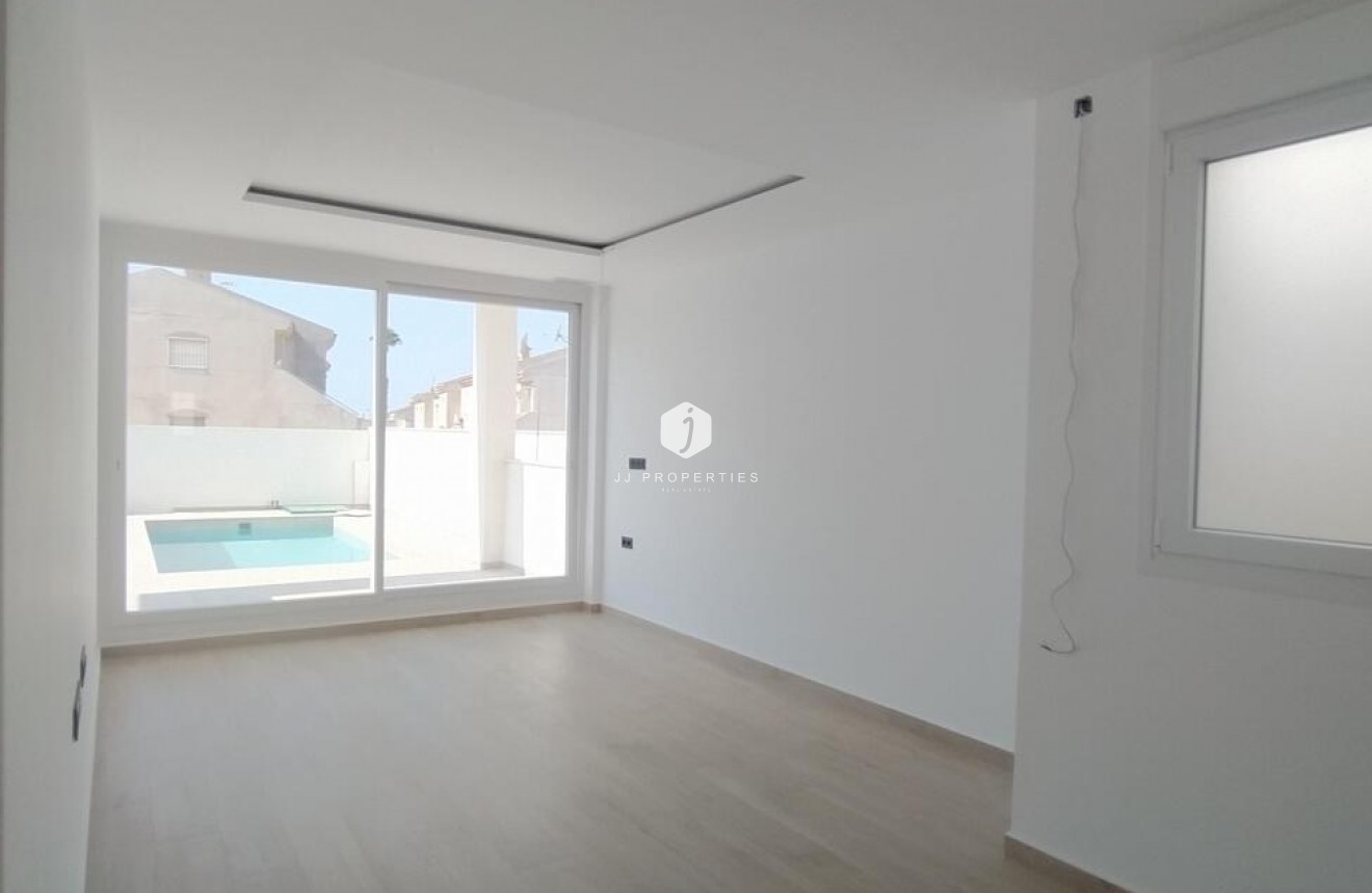 Tweedehands - Villa Penthouse -
Torrevieja - aguas nuevas