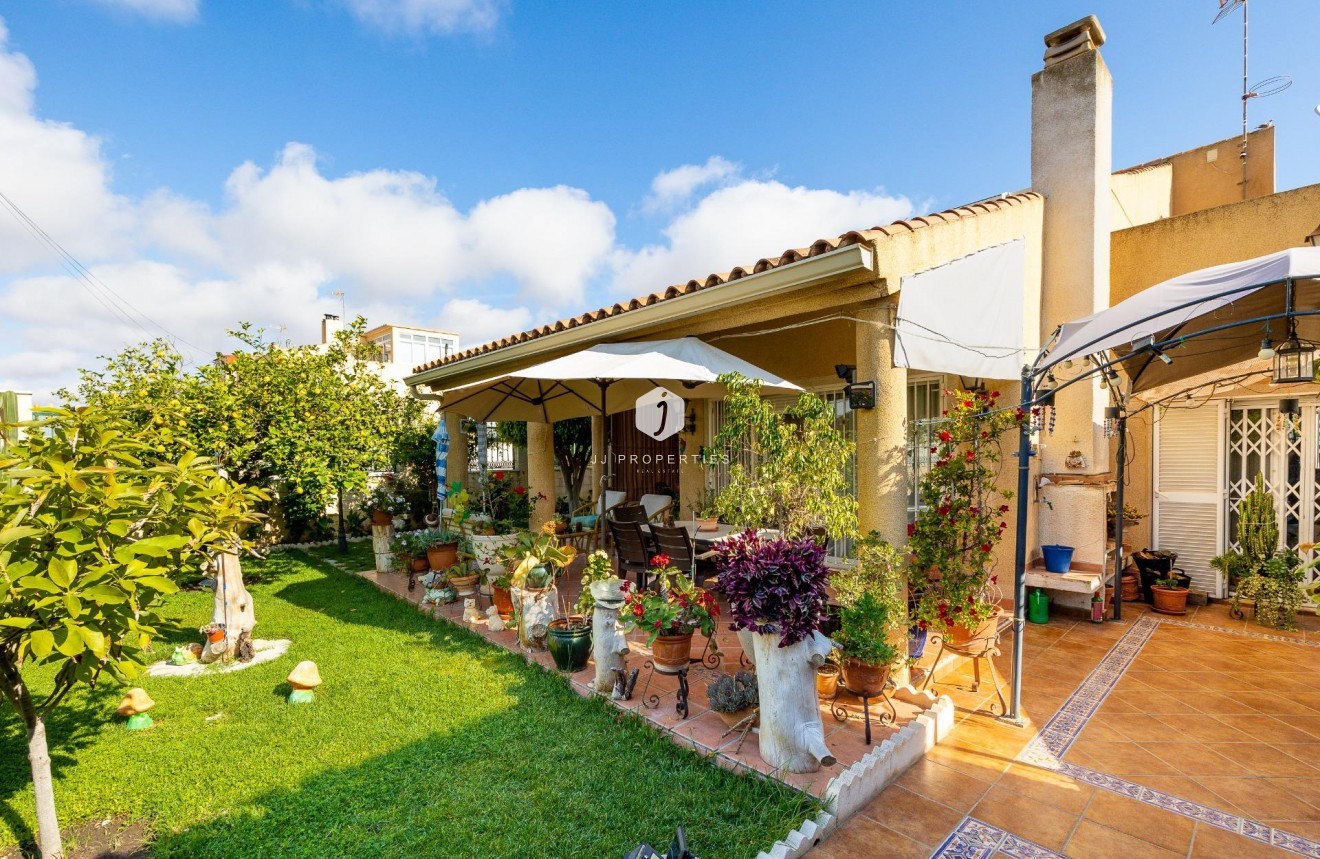 Tweedehands - Villa -
Torrevieja - aguas nuevas