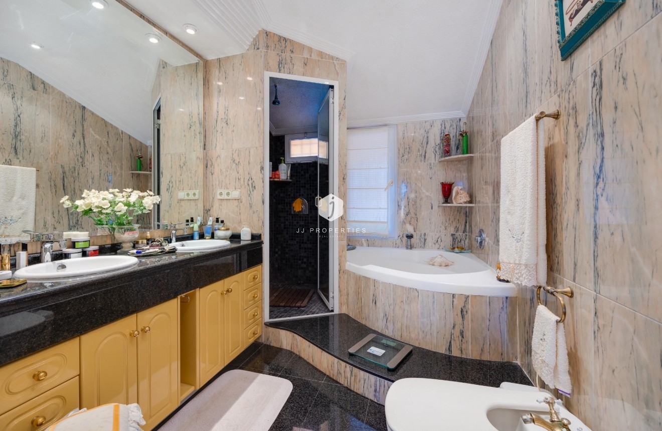 Tweedehands - Villa -
Torrevieja - aguas nuevas