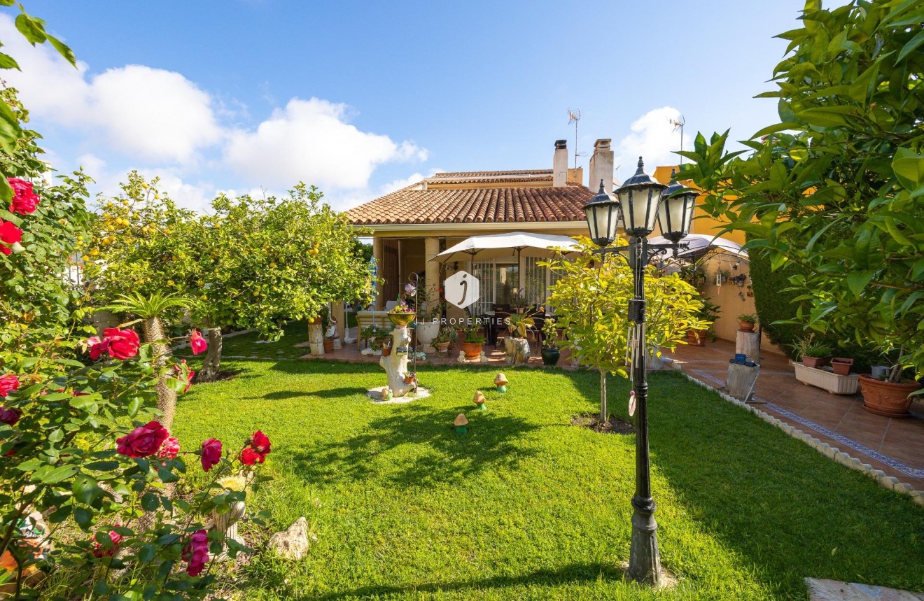 Tweedehands - Villa -
Torrevieja - aguas nuevas