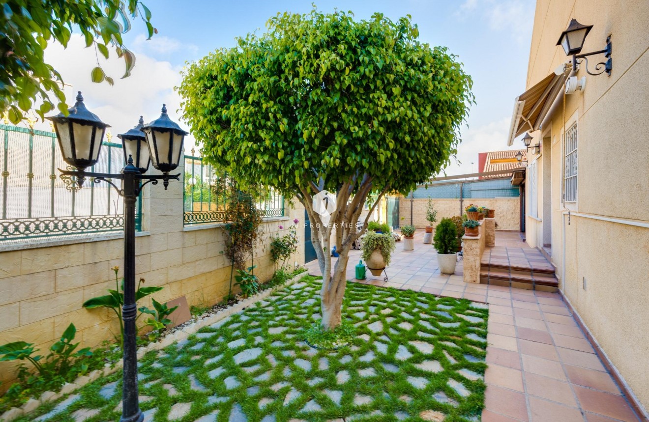 Tweedehands - Villa -
Torrevieja - aguas nuevas