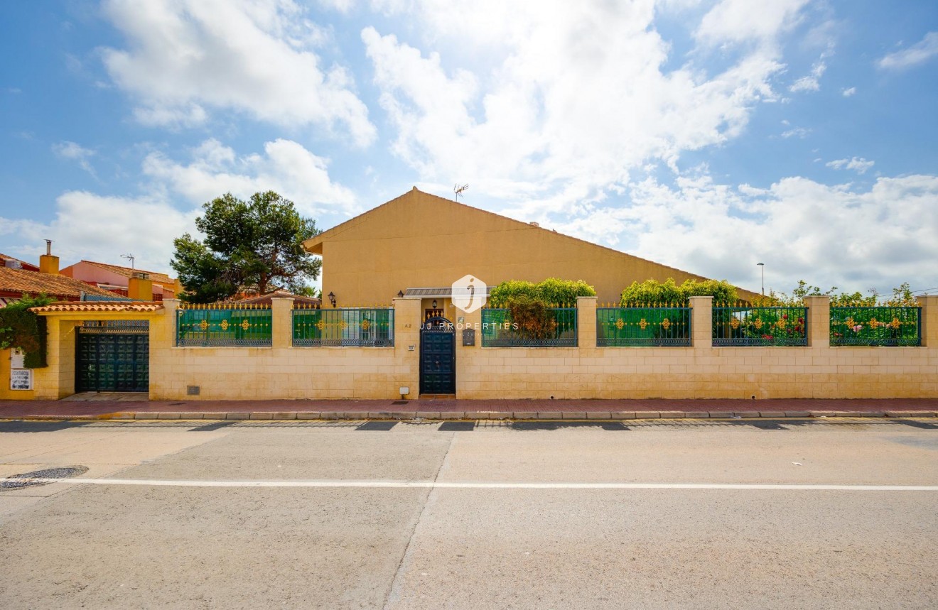 Tweedehands - Villa -
Torrevieja - aguas nuevas