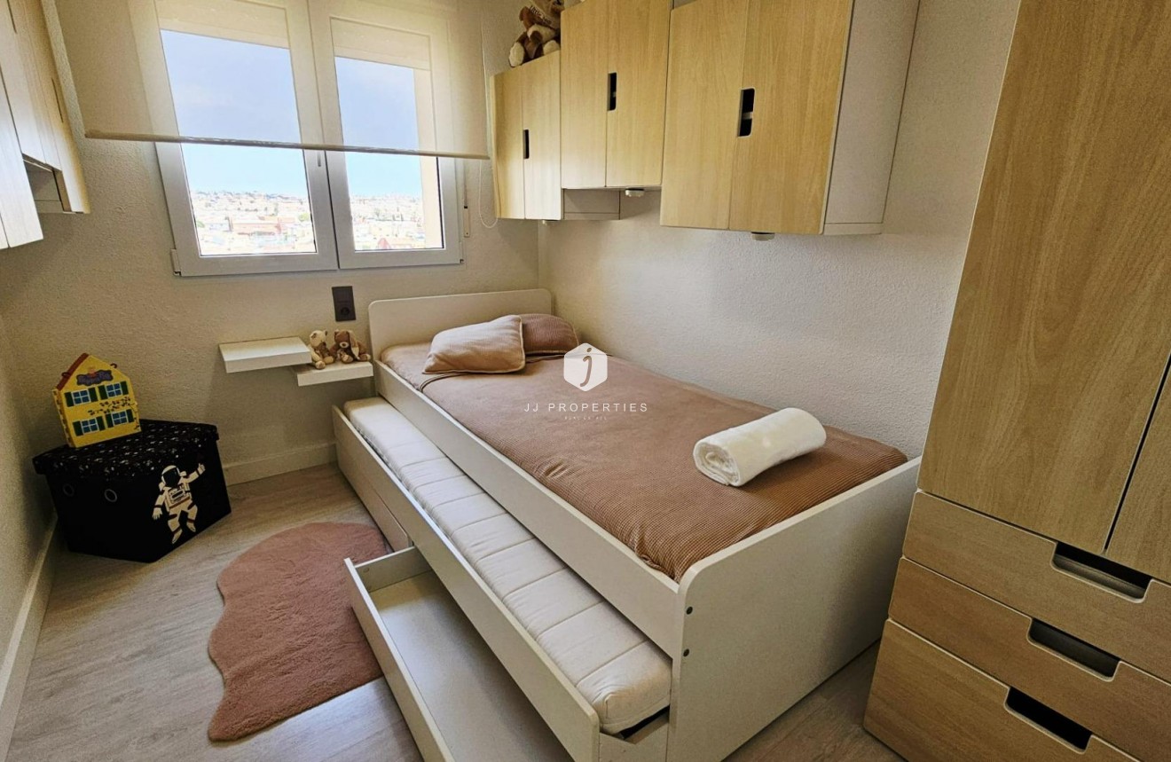 Z drugiej ręki - Mieszkanie w bloku -
Torrevieja - Nueva Torrevieja