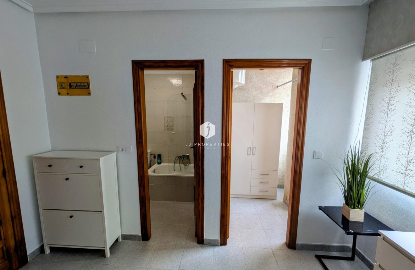 Aus zweiter Hand - Wohnung -
Torrevieja - Estacion de autobuses