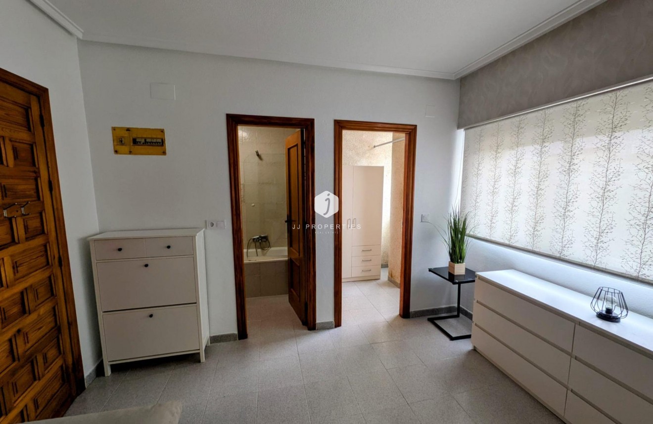 Aus zweiter Hand - Wohnung -
Torrevieja - Estacion de autobuses