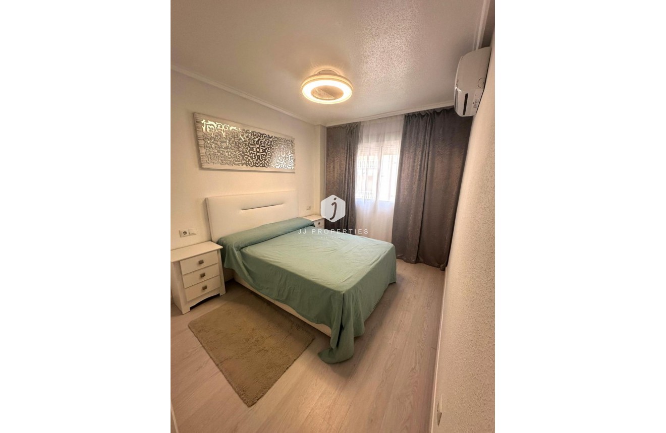Resale - Apartment / flat -
Torrevieja - Centro