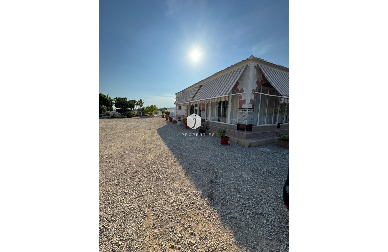 Tweedehands - Villa -
Albatera - Partida Lomas