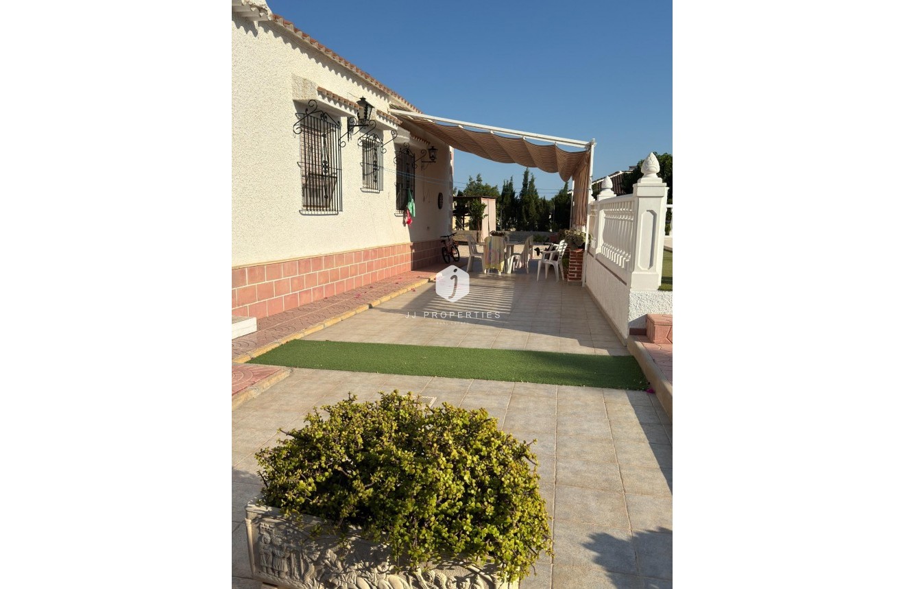 Tweedehands - Villa -
Albatera - Partida Lomas