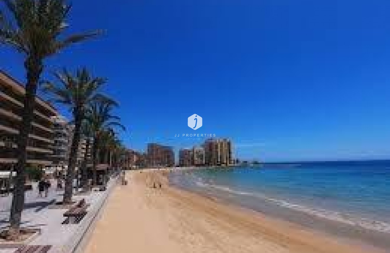 Tweedehands - Appartement / flat -
Torrevieja - Estacion de autobuses