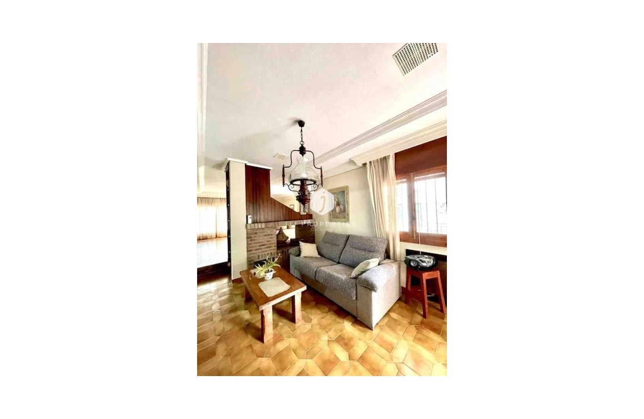 Tweedehands - Villa -
Orihuela Costa - Campoamor