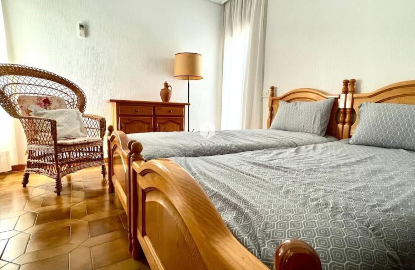 Tweedehands - Villa -
Orihuela Costa - Campoamor