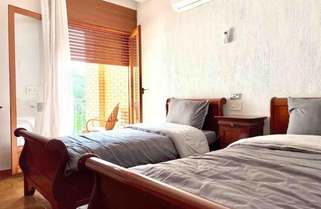 Tweedehands - Villa -
Orihuela Costa - Campoamor