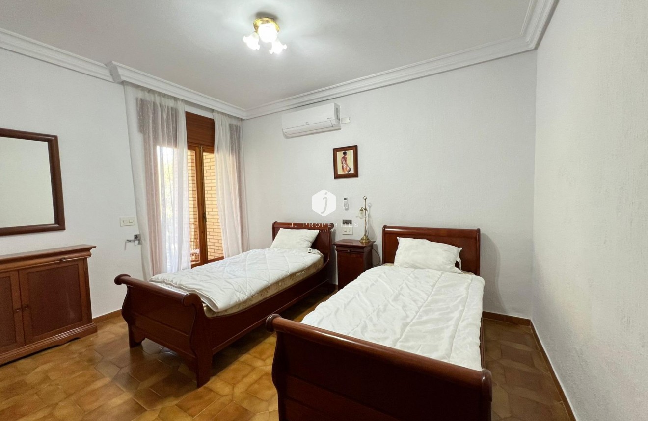 Tweedehands - Villa -
Orihuela Costa - Campoamor