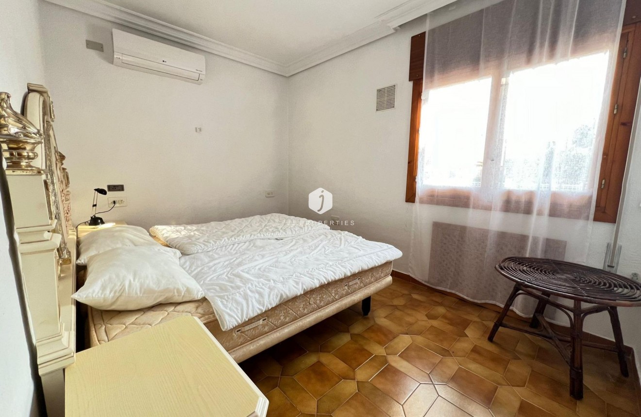 Tweedehands - Villa -
Orihuela Costa - Campoamor