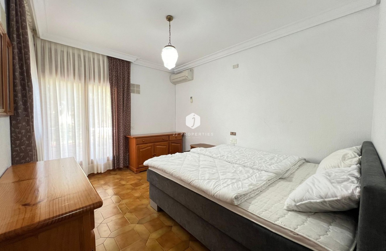 Tweedehands - Villa -
Orihuela Costa - Campoamor