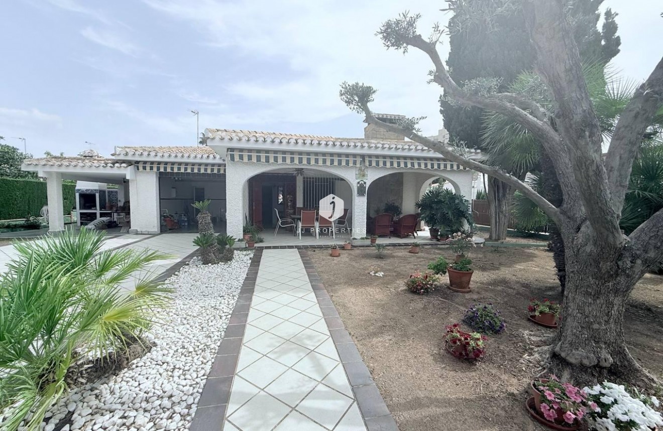 Tweedehands - Villa -
Orihuela Costa - Campoamor