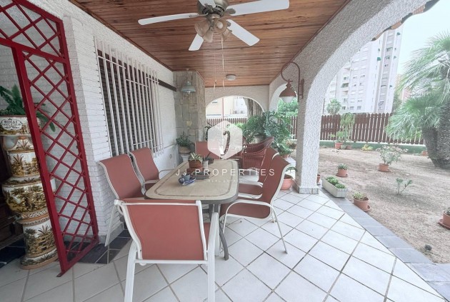 Tweedehands - Villa -
Orihuela Costa - Campoamor