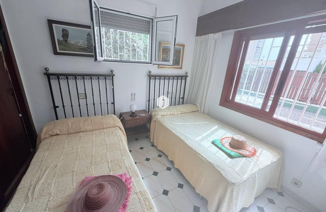 Tweedehands - Villa -
Orihuela Costa - Campoamor