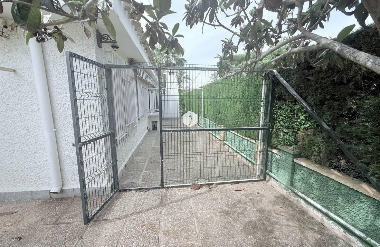 Tweedehands - Villa -
Orihuela Costa - Campoamor