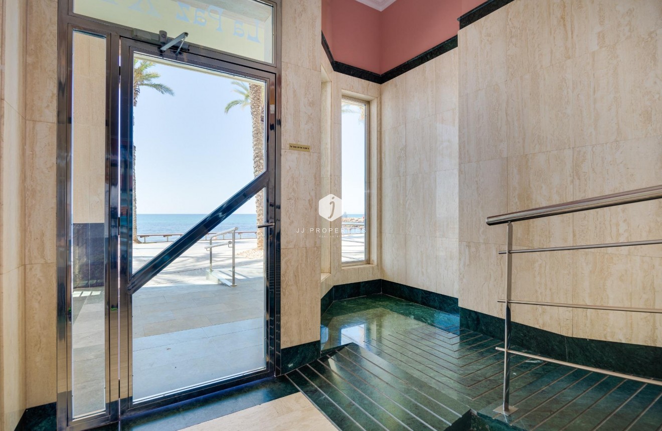 Tweedehands - Appartement / flat -
Torrevieja - Paseo maritimo