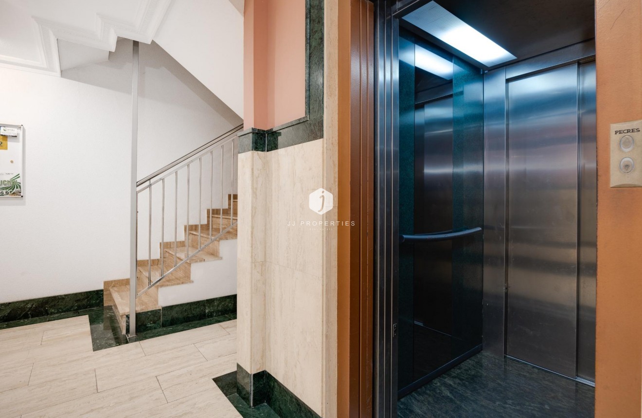 Tweedehands - Appartement / flat -
Torrevieja - Paseo maritimo