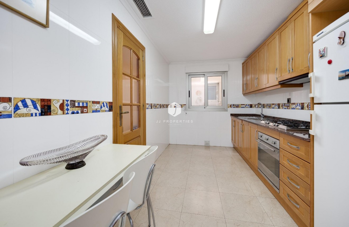 Tweedehands - Appartement / flat -
Torrevieja - Paseo maritimo