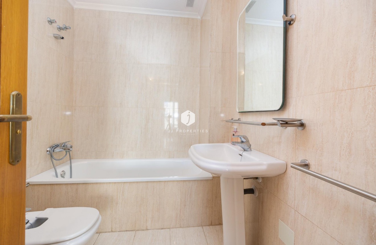 Tweedehands - Appartement / flat -
Torrevieja - Paseo maritimo