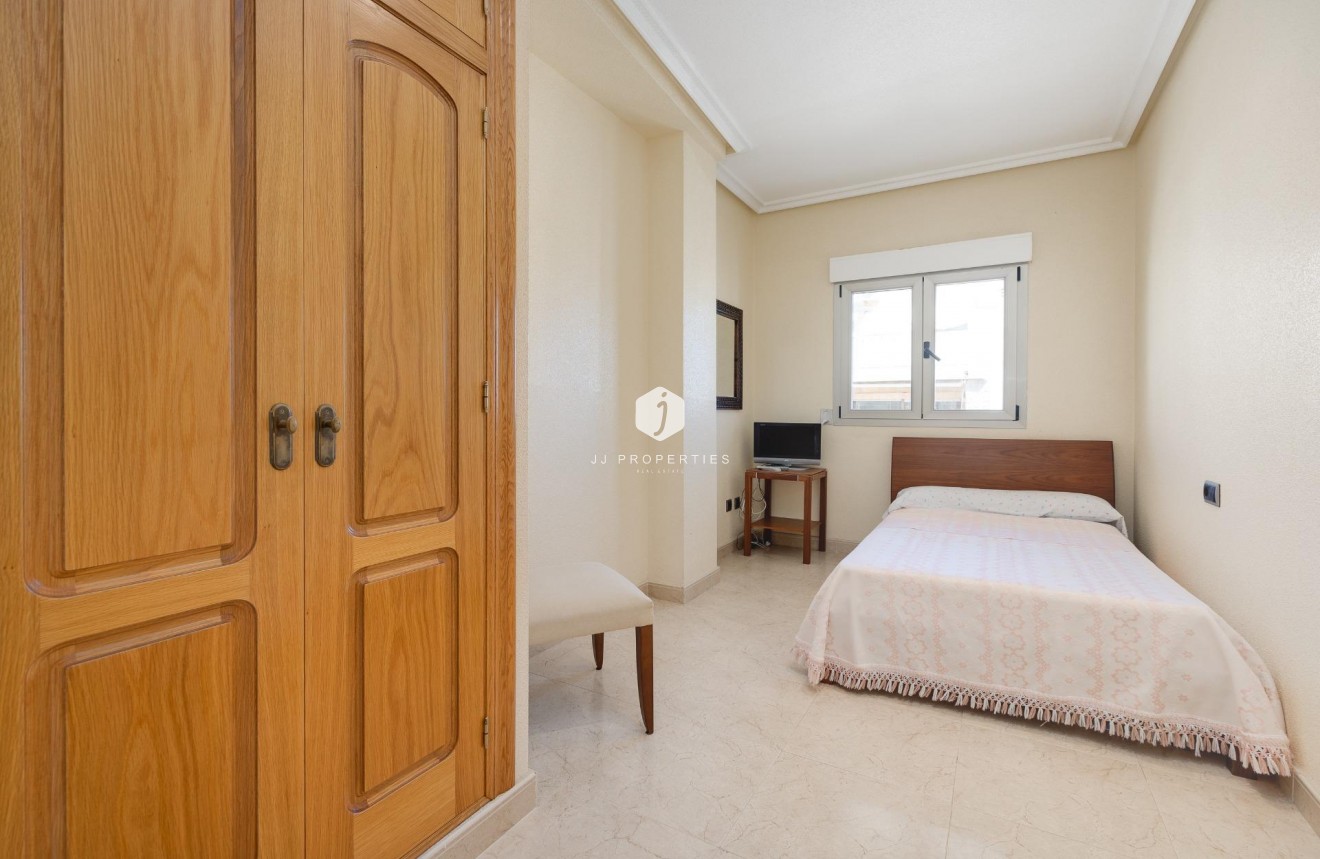 Tweedehands - Appartement / flat -
Torrevieja - Paseo maritimo