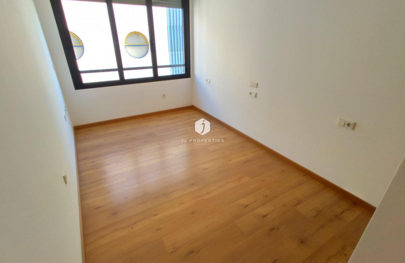 Tweedehands - Appartement / flat -
Torrevieja - Puerto