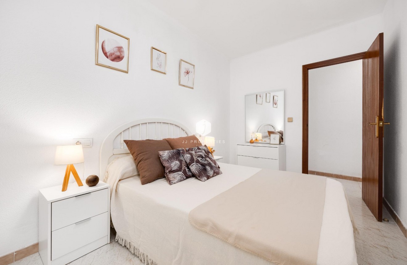 Z drugiej ręki - Mieszkanie w bloku -
Torrevieja - Estacion de autobuses