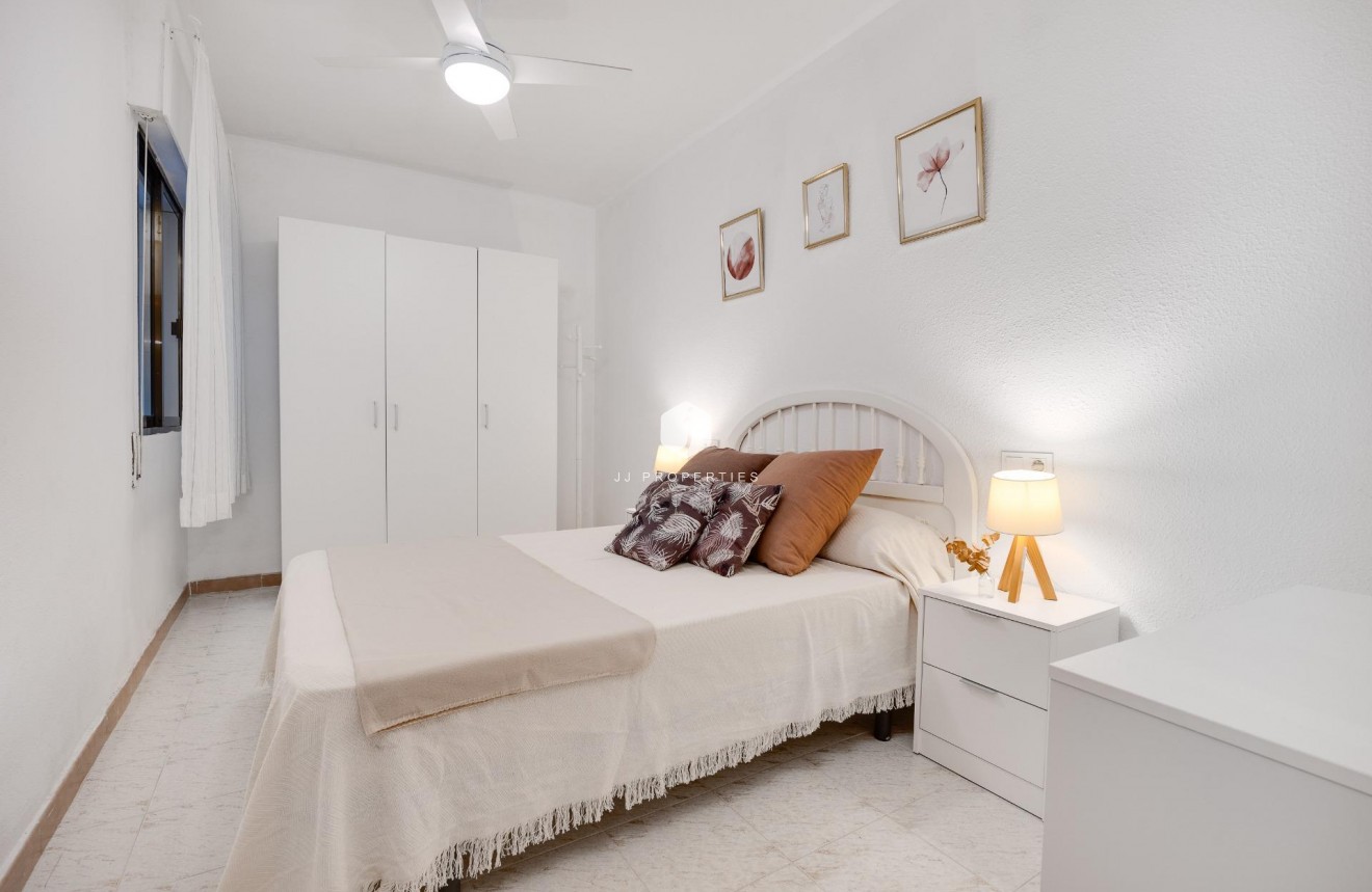 Z drugiej ręki - Mieszkanie w bloku -
Torrevieja - Estacion de autobuses