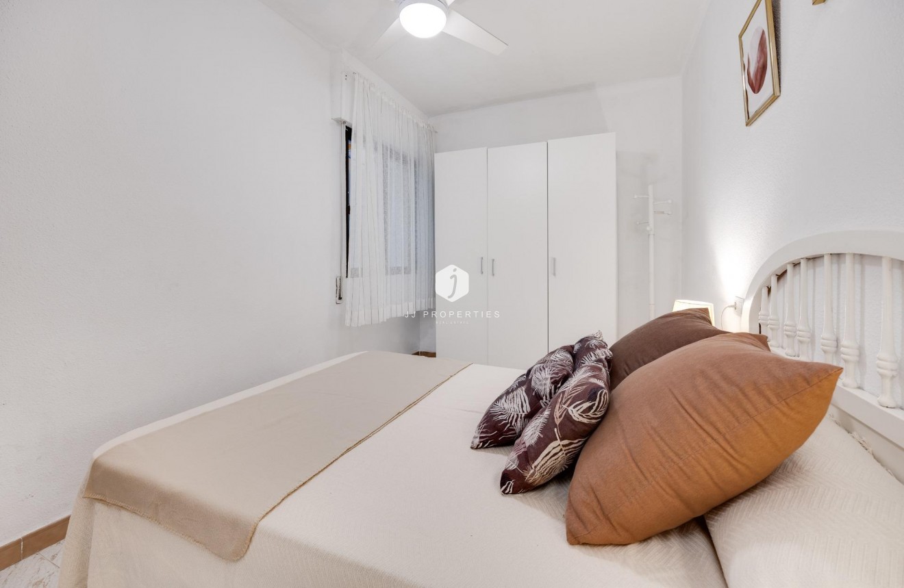 Z drugiej ręki - Mieszkanie w bloku -
Torrevieja - Estacion de autobuses