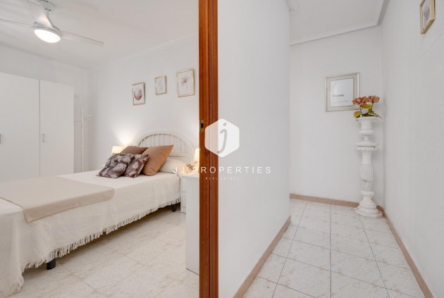 Z drugiej ręki - Mieszkanie w bloku -
Torrevieja - Estacion de autobuses