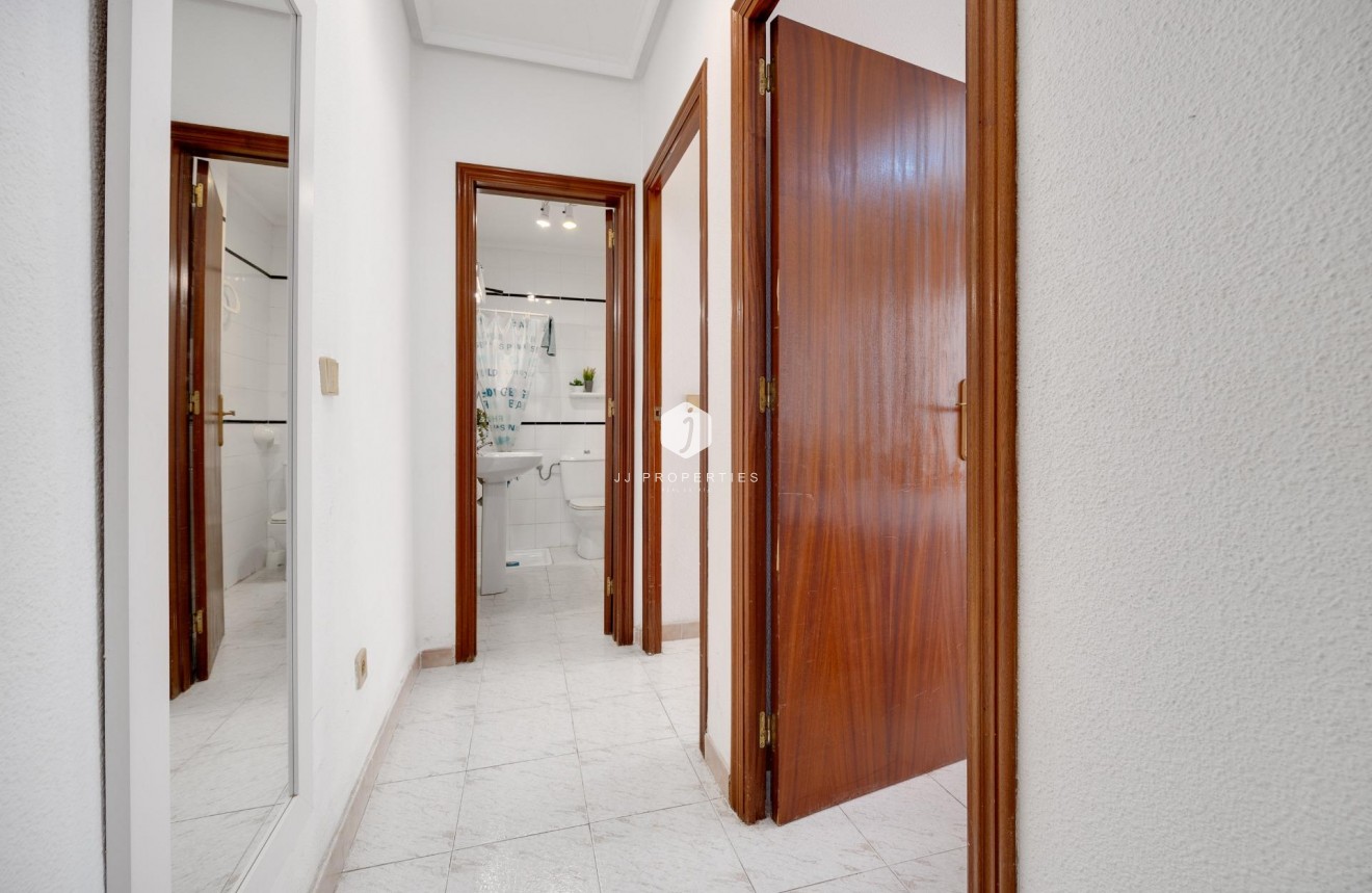 Z drugiej ręki - Mieszkanie w bloku -
Torrevieja - Estacion de autobuses