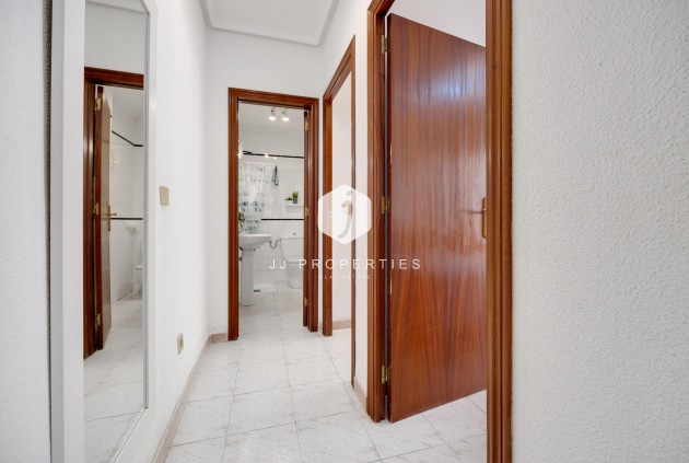 Z drugiej ręki - Mieszkanie w bloku -
Torrevieja - Estacion de autobuses