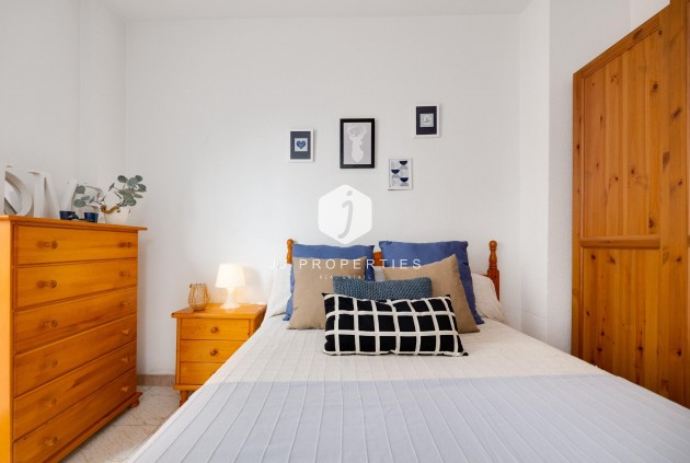 Z drugiej ręki - Mieszkanie w bloku -
Torrevieja - Estacion de autobuses