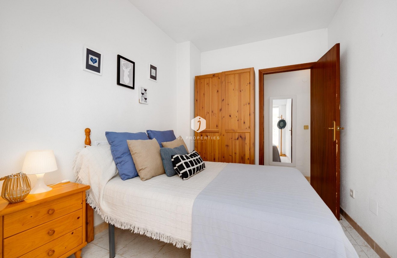 Z drugiej ręki - Mieszkanie w bloku -
Torrevieja - Estacion de autobuses