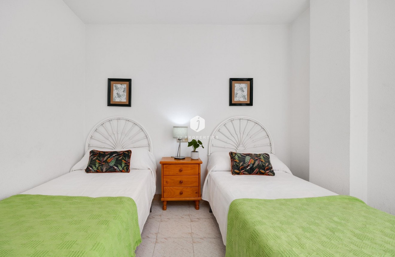 Z drugiej ręki - Mieszkanie w bloku -
Torrevieja - Estacion de autobuses