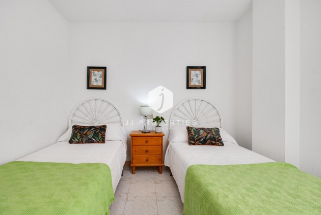 Z drugiej ręki - Mieszkanie w bloku -
Torrevieja - Estacion de autobuses