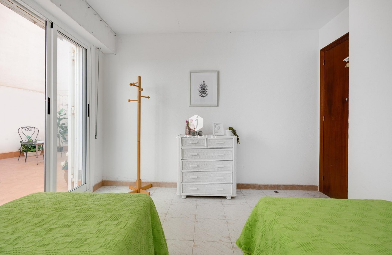 Z drugiej ręki - Mieszkanie w bloku -
Torrevieja - Estacion de autobuses