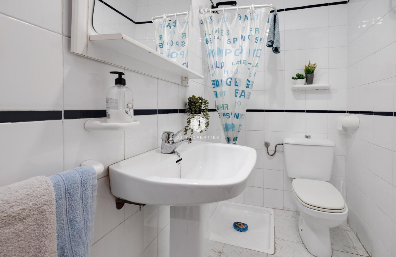 Z drugiej ręki - Mieszkanie w bloku -
Torrevieja - Estacion de autobuses