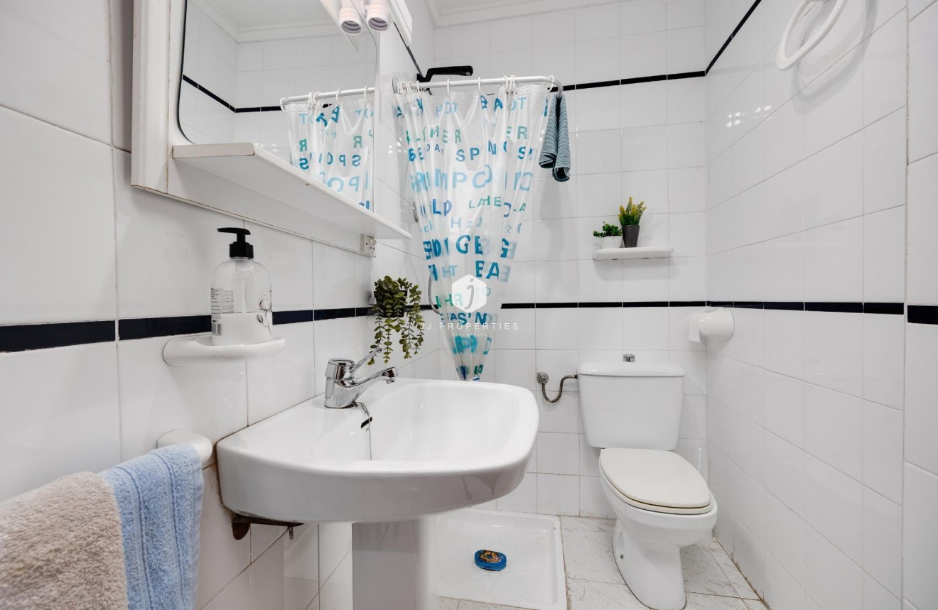 Z drugiej ręki - Mieszkanie w bloku -
Torrevieja - Estacion de autobuses