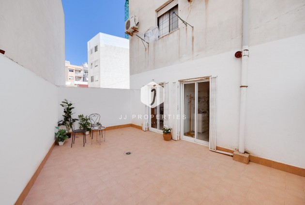 Z drugiej ręki - Mieszkanie w bloku -
Torrevieja - Estacion de autobuses