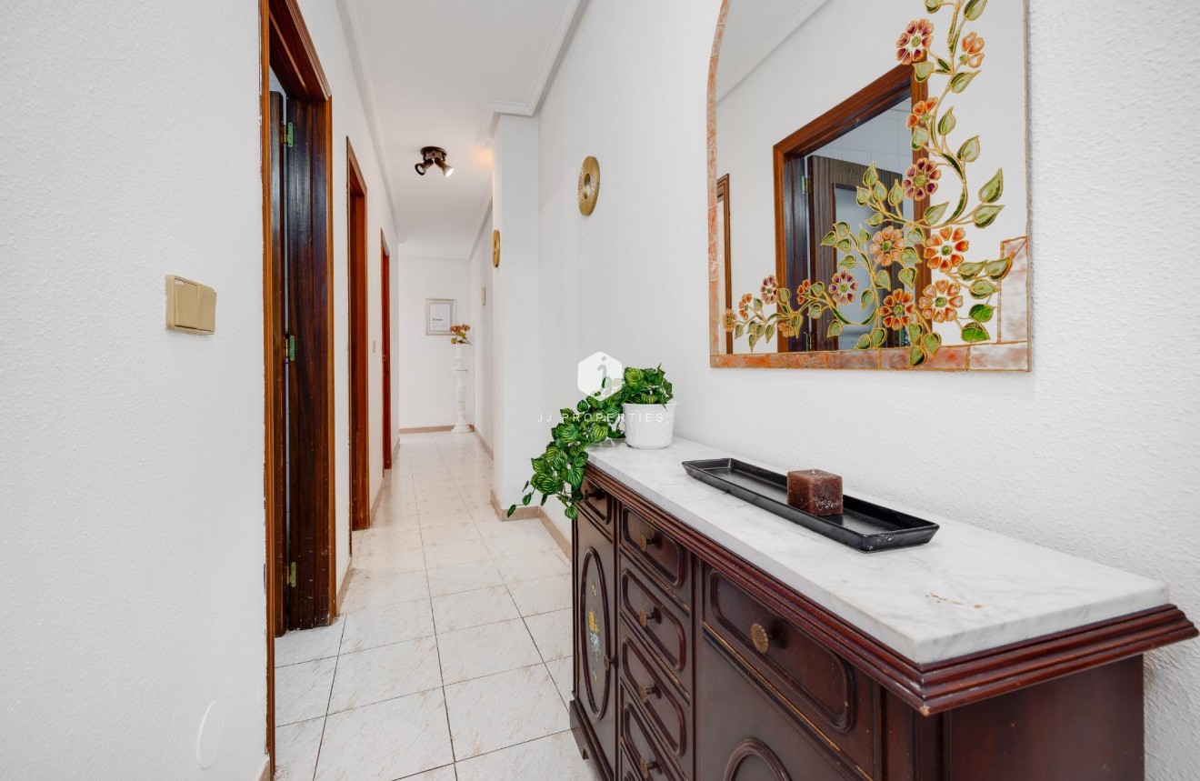 Z drugiej ręki - Mieszkanie w bloku -
Torrevieja - Estacion de autobuses