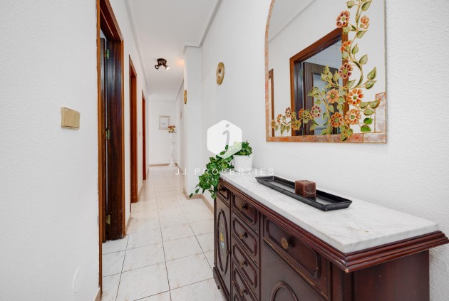 Z drugiej ręki - Mieszkanie w bloku -
Torrevieja - Estacion de autobuses