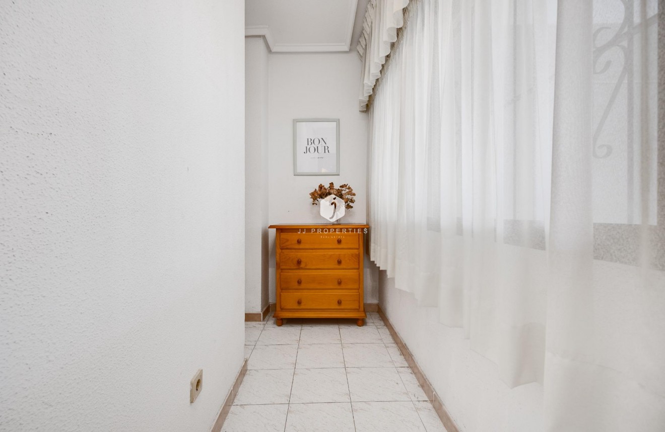 Z drugiej ręki - Mieszkanie w bloku -
Torrevieja - Estacion de autobuses